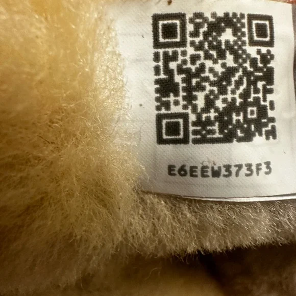 UGG Bailey Button - Picture 7 of 9